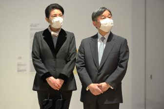 《スカーフで華やかさをプラス》皇后雅子さま、異素材ミックスのスーツとバッグで現代アートをご…