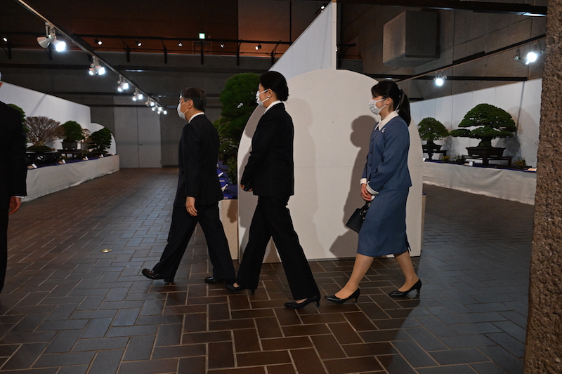 靴はそろって黒で統一された天皇皇后両陛下と愛子さま（2024年2月16日、Ph／JMPA）