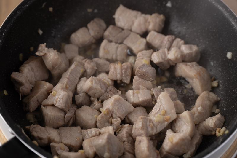 全体に焼き色がついたら【A】を加え、灰汁をとって落とし蓋をして20分以上煮込む。※煮込むほどトロトロに仕上がる