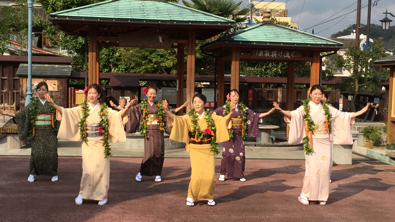 いわき湯本温泉街にある「鶴の足湯」前で踊る「フラ女将」