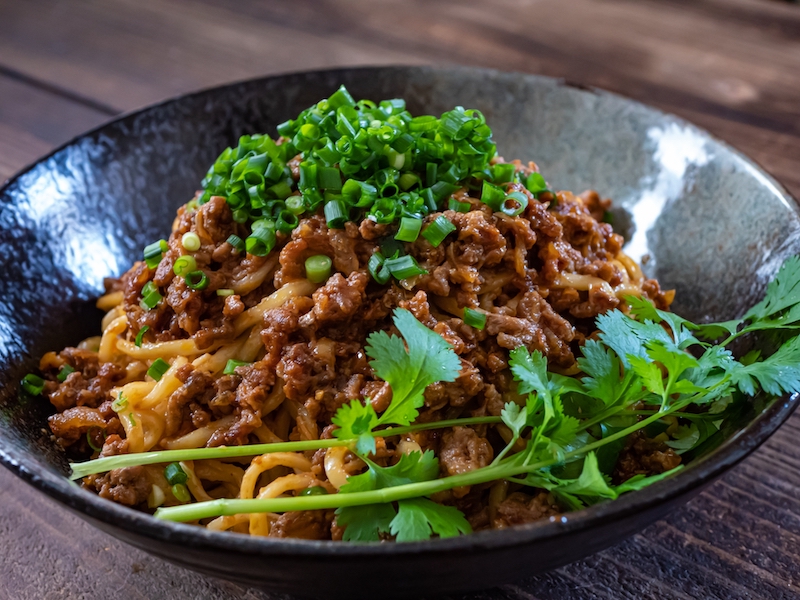 パクチーがのった麺料理