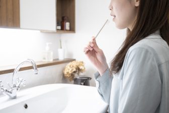 【これ買ってよかった】アラフィフは“夜用歯ブラシ”が必須？その理由を歯磨きマニアが解説