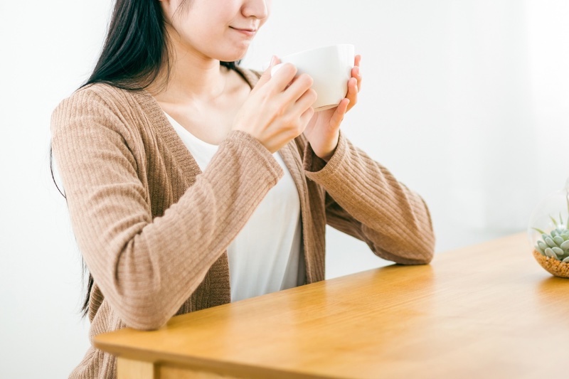 スープを飲む女性