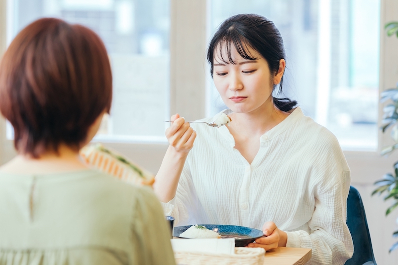 カレーを食べる女性