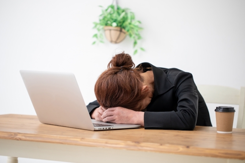 食後の眠気に悩んでいる人は要注意！