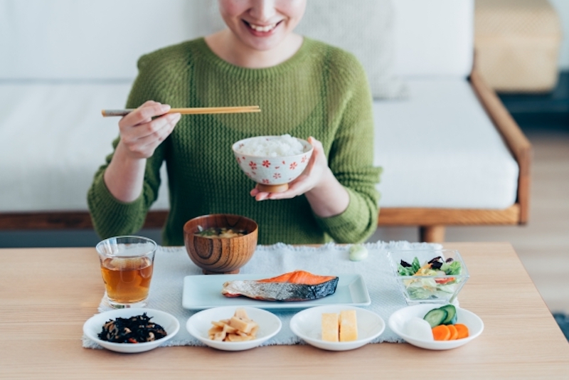 食事をする女性