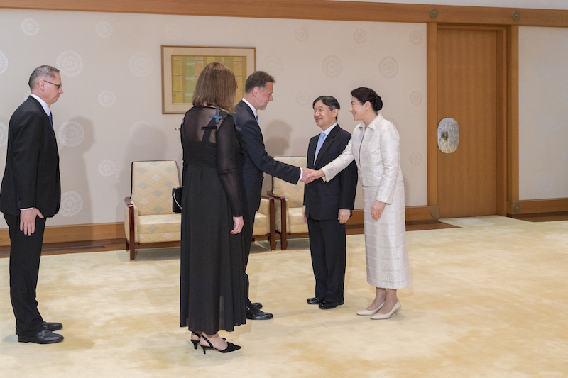 夫人と雅子さまのお話が盛り上がられたのか、立ったまま会話を続けられた（2019年6月4日、Ph／宮内庁提供）