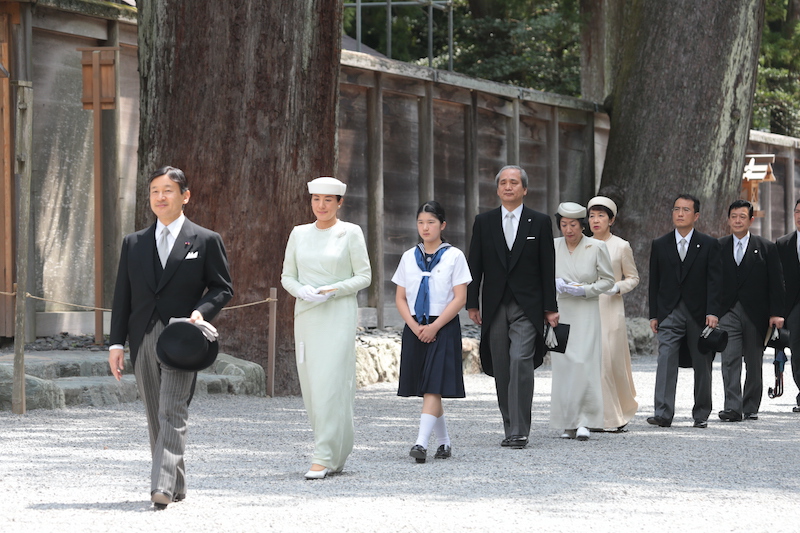 緊張されたご様子で、両陛下とともに参道を進まれた（2014年7月29日、Ph／JMPA）