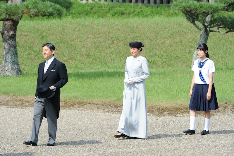 初めてご一家で神武天皇陵へ参拝された（2016年7月21日、Ph／JMPA）