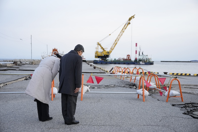 海に向かって拝礼される両陛下（2024年3月22日、Ph／JMPA）