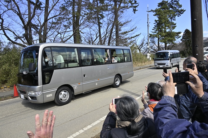 職員らと同じマイクロバスに乗車された（2024年3月22日、Ph／JMPA）