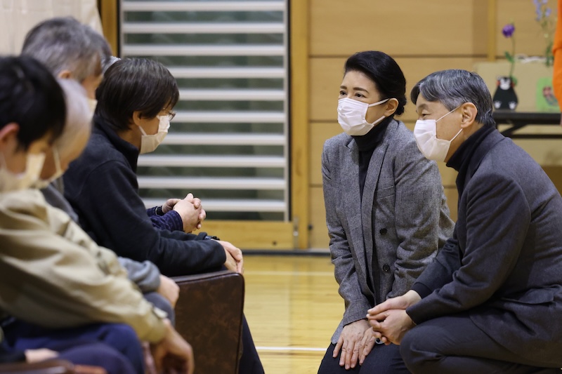 避難所でお一人ずつ声をかけられる天皇皇后両陛下（2024年3月22日、Ph／JMPA）