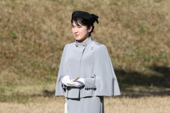 《愛子さま、グレーのロングドレス姿》お一人で初めて神武天皇陵をご参拝　子供たちと自ら交流さ…