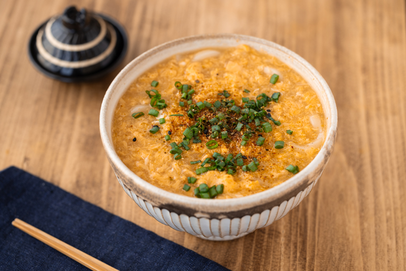 丼に、【1】、【2】を盛りつける。お好みで、青ねぎ、七味唐辛子をトッピングしたらでき上がり