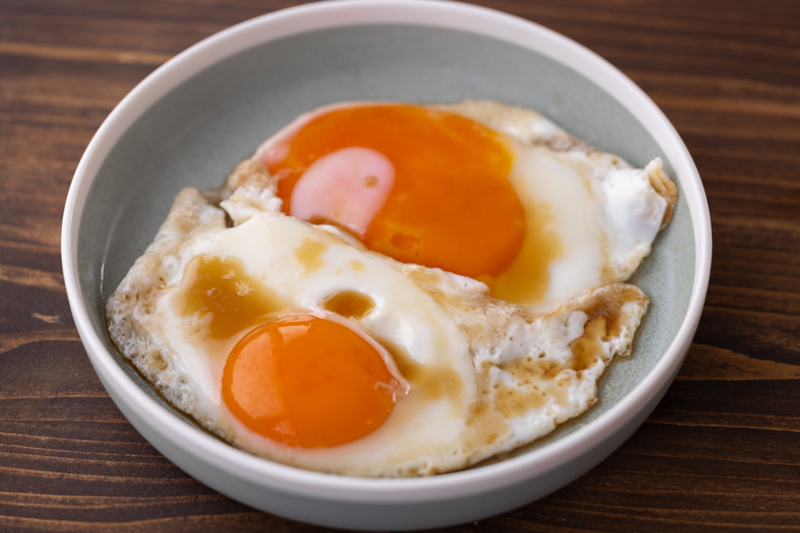 いつもの目玉焼きがグッとおいしくなる！ご飯が進む「焼き煮卵」【もあいかすみ ラクウマレシピ】