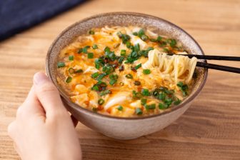 酸っぱ辛いふわとろスープがやみつきに！「豆腐サンラータン麺」【もあいかすみ ラクウマレシピ】