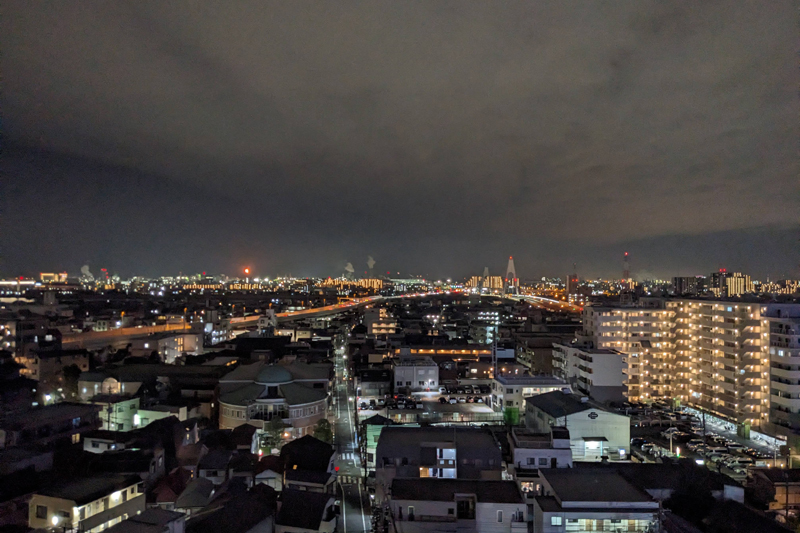 宿泊した客室（プリビレッジ）からの眺め。上空は離発着する飛行機、見下ろせば京急の電車が行き交い旅気分が高まる（メルキュール東京羽田エアポート）