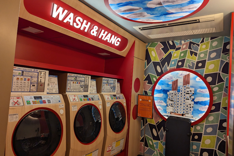 ランドリールーム「WASH & HANG（ウォッシュ＆ハング）」。奥にあるアートは中銀カプセルタワーがモチーフで感動！（lyf銀座東京）