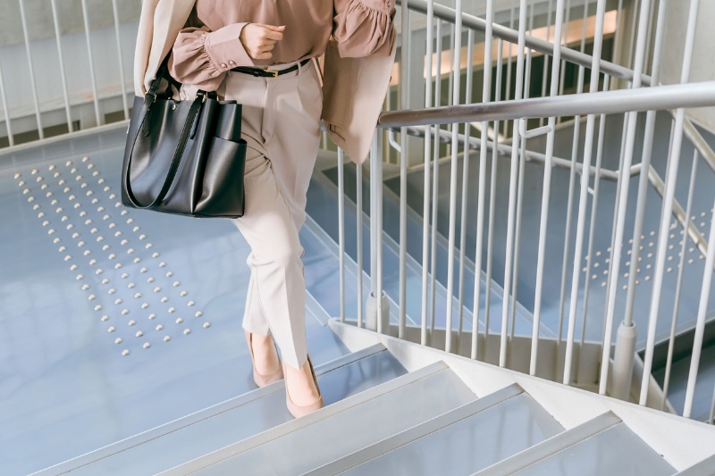 階段を登る女性