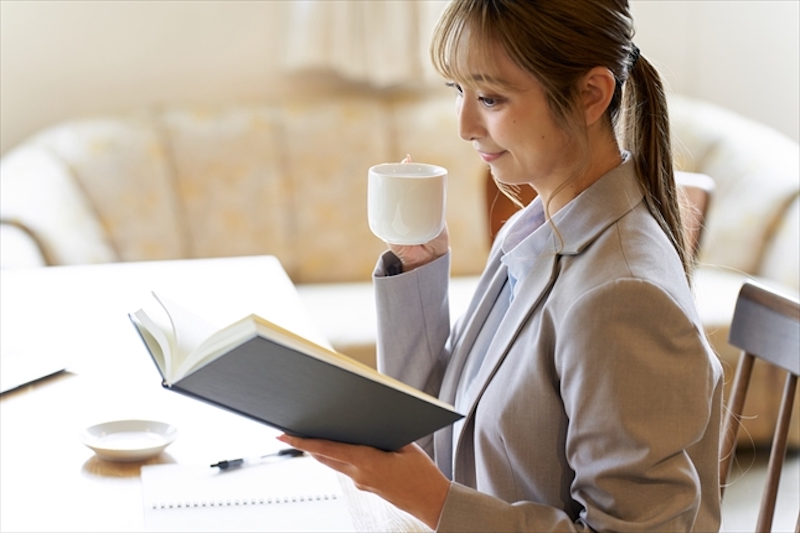 読書をする女性