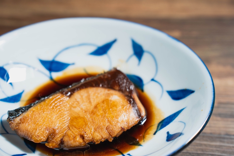 魚の照り焼きは焼く前に漬け込んで味付け（Ph／photoAC）