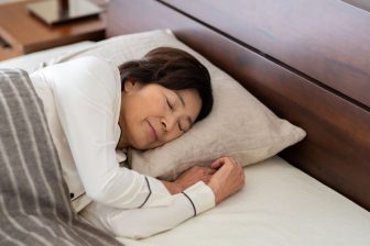 睡眠力を高める食品・習慣ランキング 専門家10人が回答 1位はバナナと運動