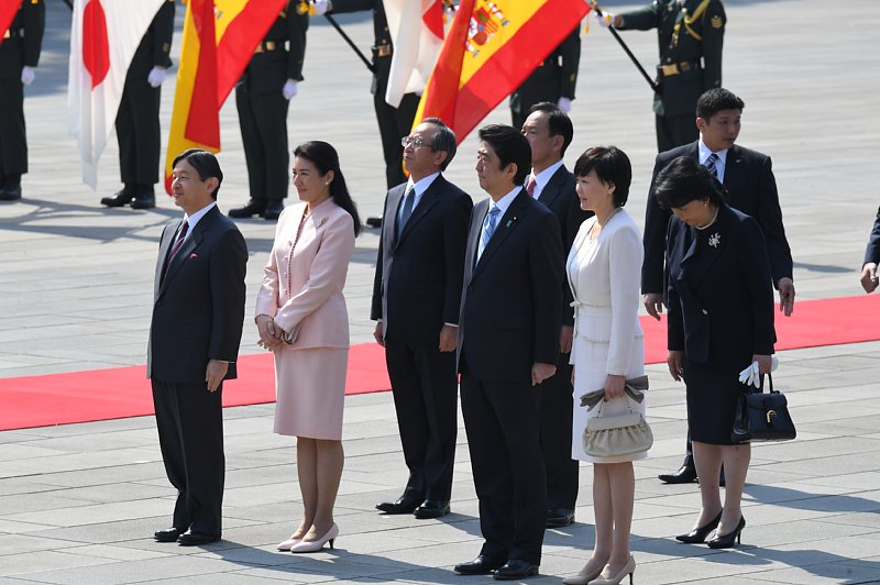 2017年4月、スペイン国王夫妻の来日の際に行われた歓迎式典に出席された天皇皇后両陛下や安倍晋三首相（当時）と夫人ら