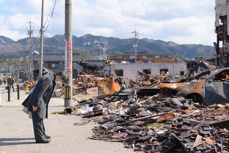 大規模の地震と火災の被害があった場所に向かって深く長い拝礼をされた（2024年3月22日、Ph／JMPA）