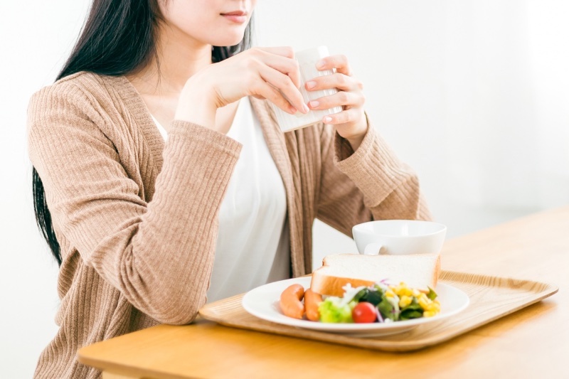 食欲のない女性