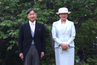 皇后雅子さまの「春の園遊会ファッション」今年も“定番カラー”のペールブルー　愛子さまはピンク…