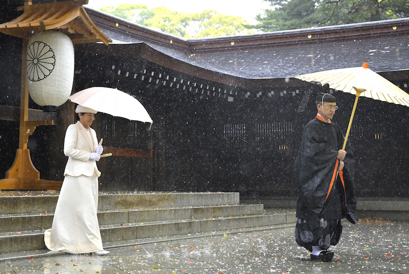 雨が降り続く中、丁寧に参拝される雅子さま（2024年4月9日、Ph／JMPA）