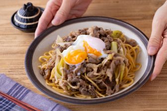 フライパン1つで完成！簡単＆極上の味わい「すき焼きパスタ」【もあいかすみ ラクウマレシピ】