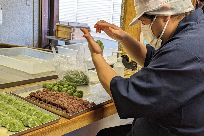 明治8年創業。職人技を見ながら出来立てをいただける（白酒屋）