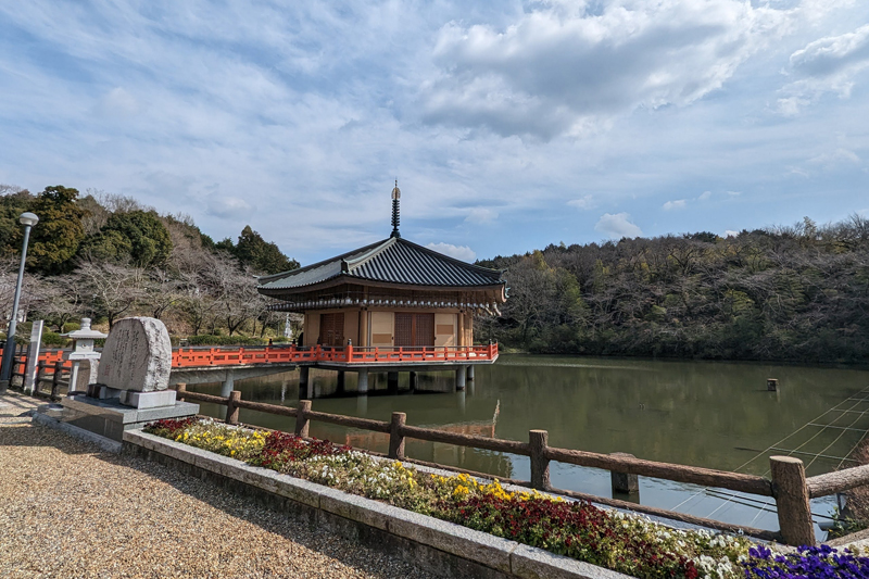 文殊池に浮かぶ金閣浮御堂（安倍文殊院）