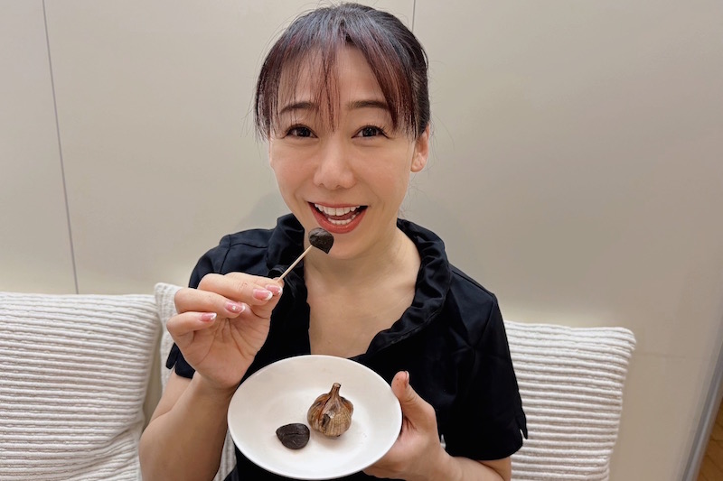 黒にんにくを食べる睡眠美容家の松本さん