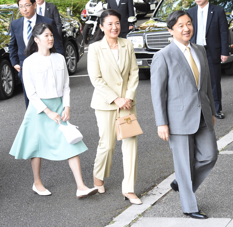 明るい印象のベージュのセットアップ（2017年5月5日、Ph／JMPA）