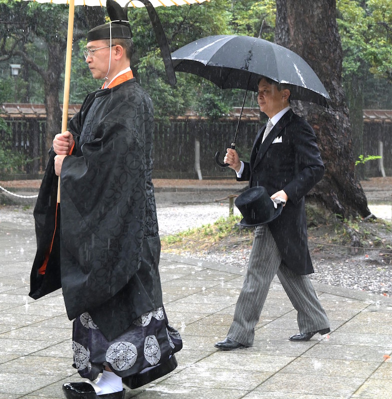 東京の明治神宮を参拝される天皇陛下