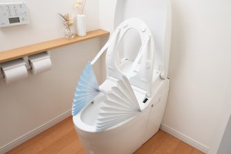 洋式トイレの尿はね汚れをガード！便座を上げると広がる汚れ防止シートが登場