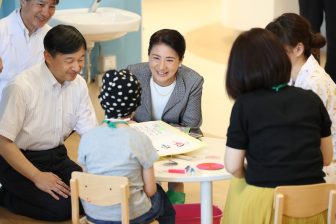 《天皇皇后両陛下 子供たちとのご交流秘話》天皇陛下は学生にジョーク、雅子さまは小児病院で女の…