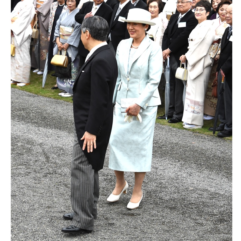 さりげなくボタニカル柄が施されたスーツをお召しに（2024年4月24日、Ph／JMPA）