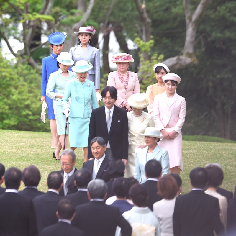 2024年4月に行われた春の園遊会での天皇皇后両陛下と皇室の方々