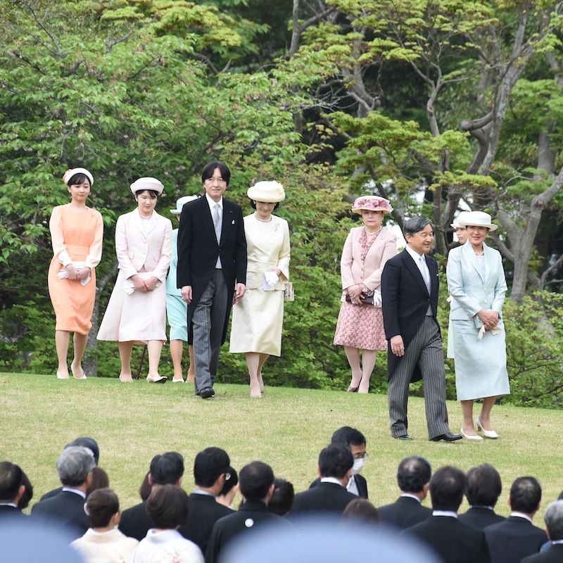 2024年4月に行われた春の園遊会での天皇皇后両陛下と皇室の方々