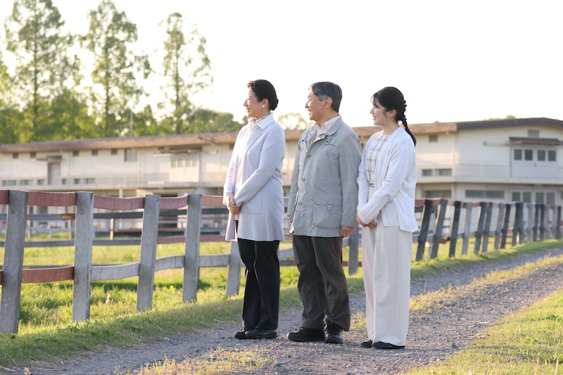 雅子さまが昨年と比べ、小馬を大きさの違いを発見される場面も（2024年5月2日、Ph／JMPA）