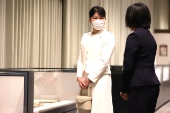 愛子さま、初の単独ご公務は若かりし頃の皇后雅子さまを思わせるオールホワイトコーデ