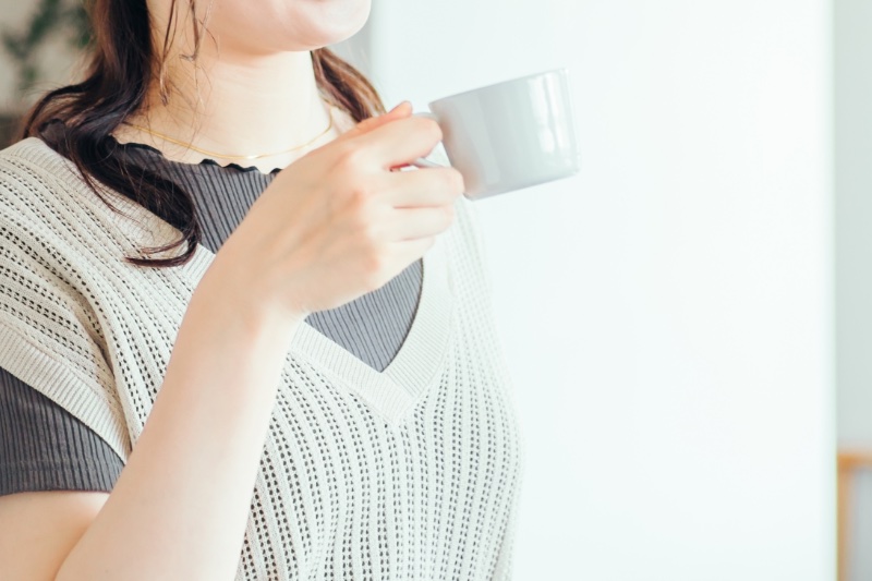 飲み物を飲む女性