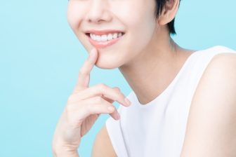 「歯茎痩せ」は間違ったブラッシングも原因！歯磨き習慣の改善、食べ物で予防する方法も