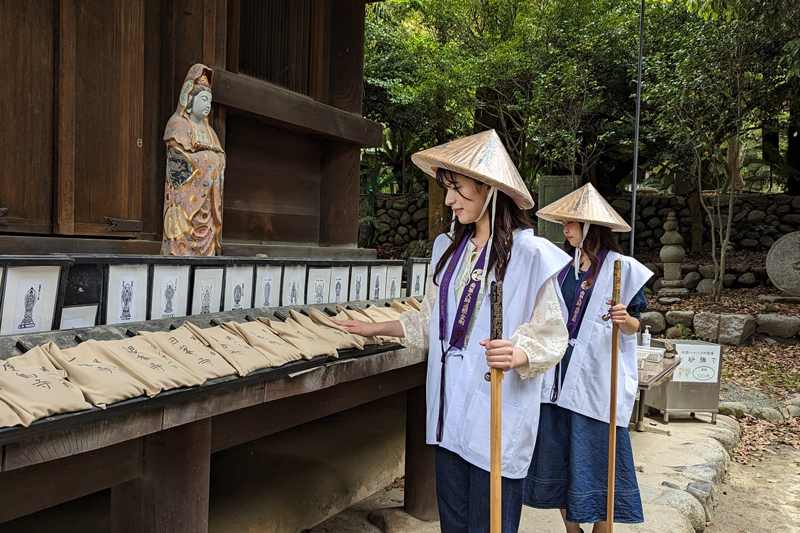 石手寺の「お砂撫で」。お遍路の札所88か所の砂が並べてあり、すべてを撫でると88か所を巡るのと同じ功徳を授かれるとか