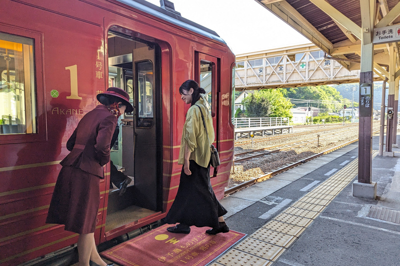 乗車時にはアテンダントが出迎える（伊予灘ものがたり）