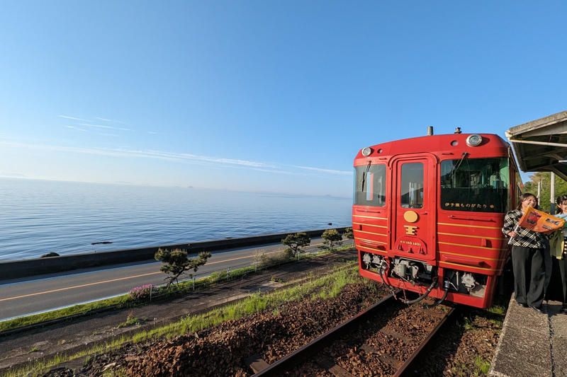 絶景の下灘駅に停車し、記念撮影もできる（伊予灘ものがたり）