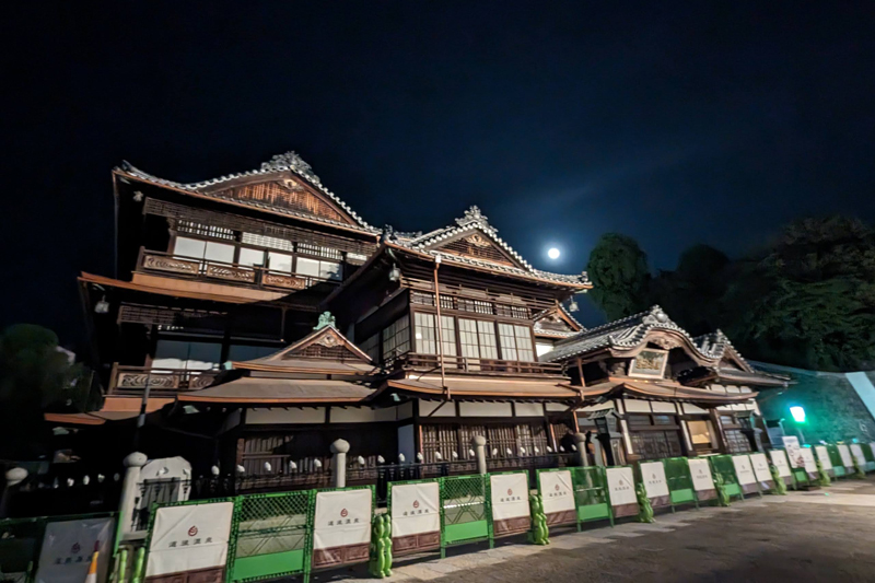 2024年4月撮影の道後温泉本館。素屋根のテント膜もとれて堂々とした姿を見ることができる